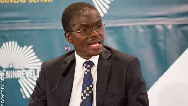 Lazare Maurice Sehouéto prenant la parole lors d'un débat