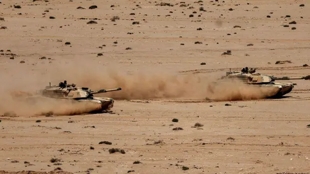 Des chars de combat marocains lors d’un exercice militaire, illustrant la coopération sécuritaire entre le Maroc et les États-Unis.