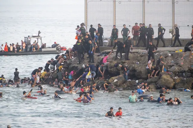 Une foule de migrants tente de franchir la frontière entre le Maroc et l’enclave espagnole de Ceuta, déclenchant une crise humanitaire.