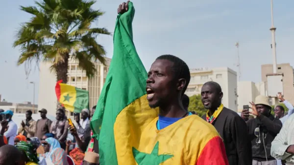 Un manifestant lors d'une manifestation à Dakar, au Sénégal