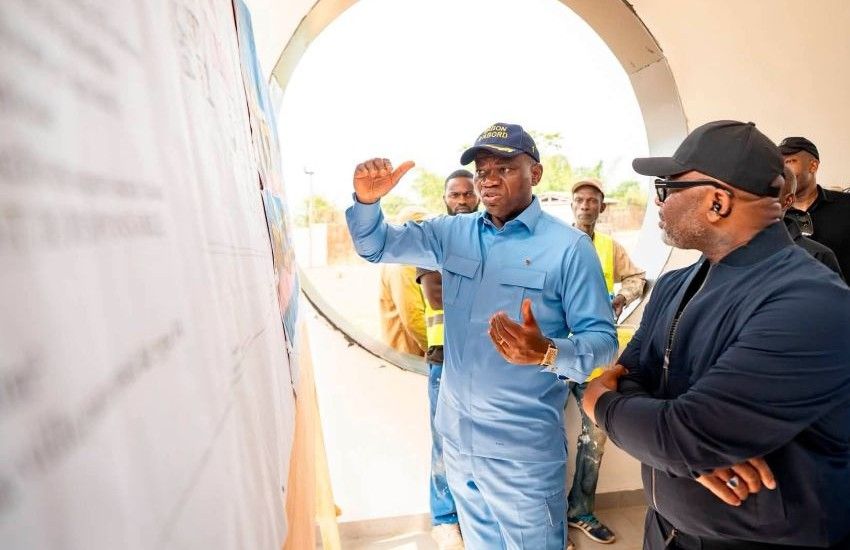 Le président gabonais Brice Clotaire Oligui Nguema inspectant les chantiers de Franceville